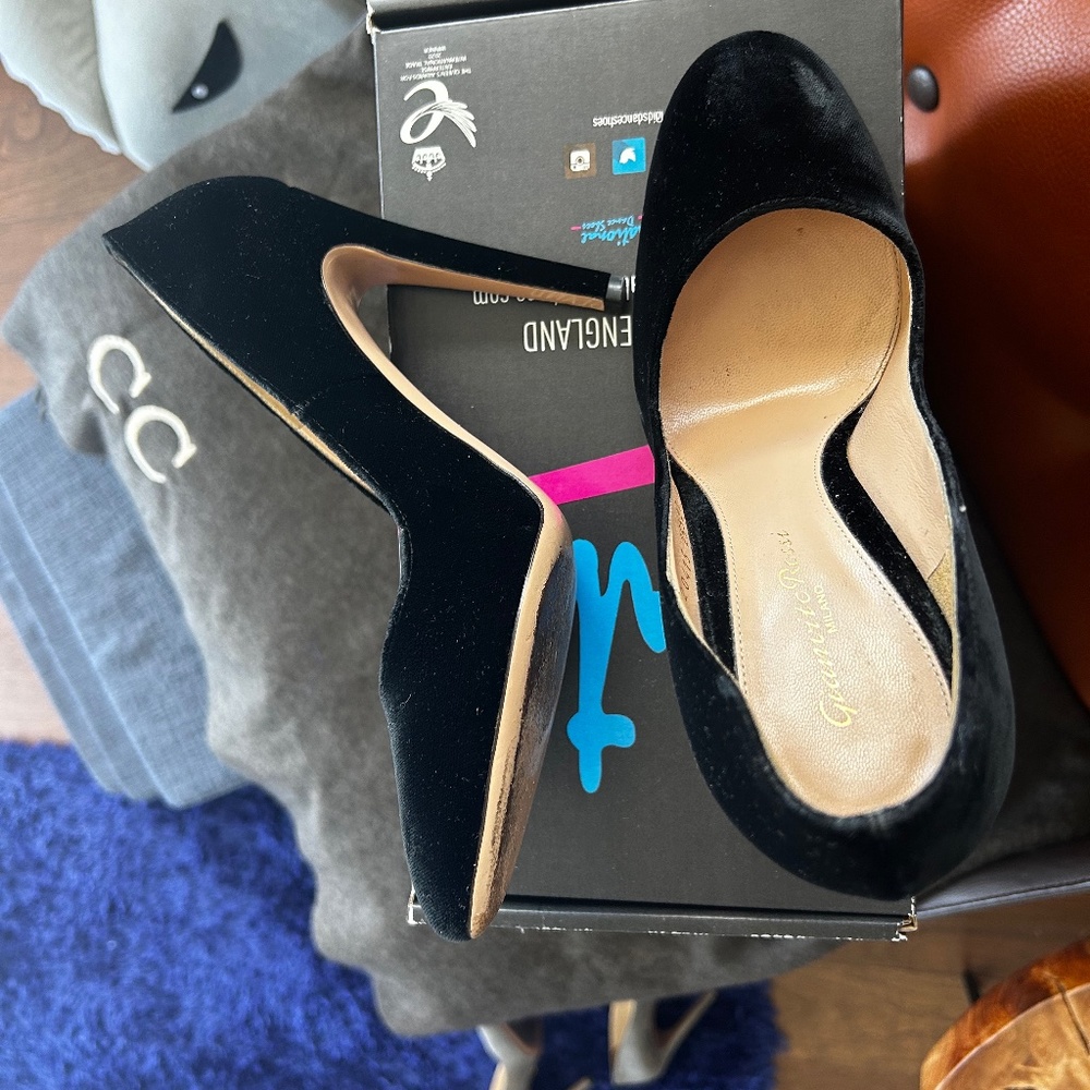 Womens Gianvito Rossi Black Suede "Roma" Round Toe Pumps/Shoes Size 38